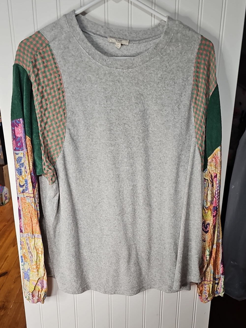 easel Gray Long-Sleeve Top with Green & Multicolor Patchwork Sleeves
